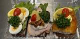 Tre håndmadder: Æg, fiskefilet og kalkun med hønsesalat